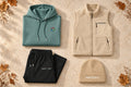 MATORY Warm-up Set Green Bay – Flatlay mit Hoodie, Sherpa Weste, Sweatpants und Beanie