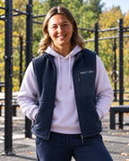 MATORY Sherpa Weste Navy – Model (KI-bearbeitetes Bild)