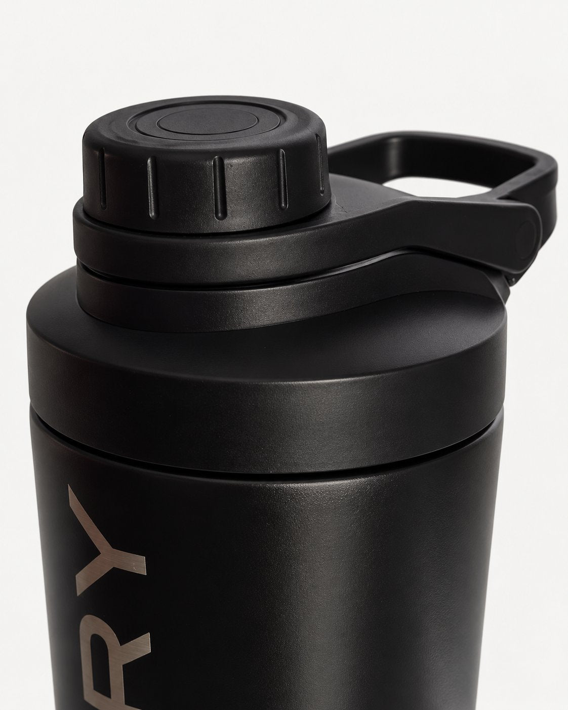 Detailaufnahme von Verschluss und Trageöse des MATORY Shakers
