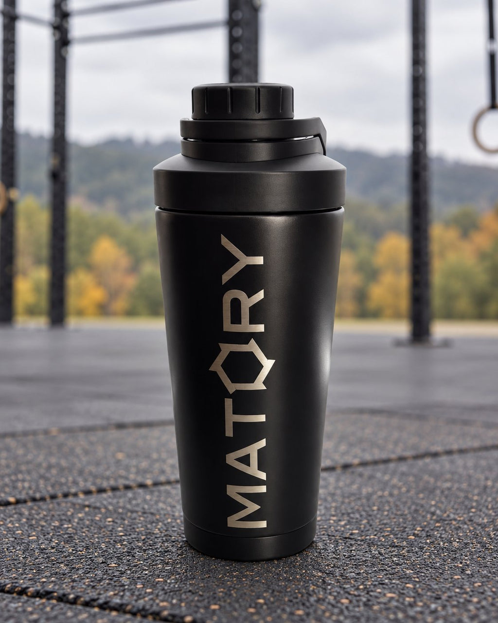MATORY Shaker im Outdoor-Gym am Gut Wöllried vor Rack und Ringen