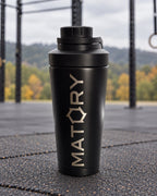 MATORY Shaker im Outdoor-Gym am Gut Wöllried vor Rack und Ringen