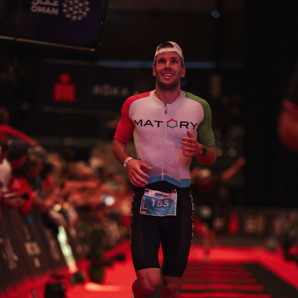 Athlet im MATORY Triathlon Einteiler Short Sleeve beim Zieleinlauf des IRONMAN 70.3 Leipzig