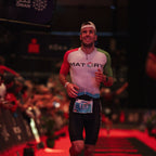 Athlet im MATORY Triathlon Einteiler Short Sleeve beim Zieleinlauf des IRONMAN 70.3 Leipzig