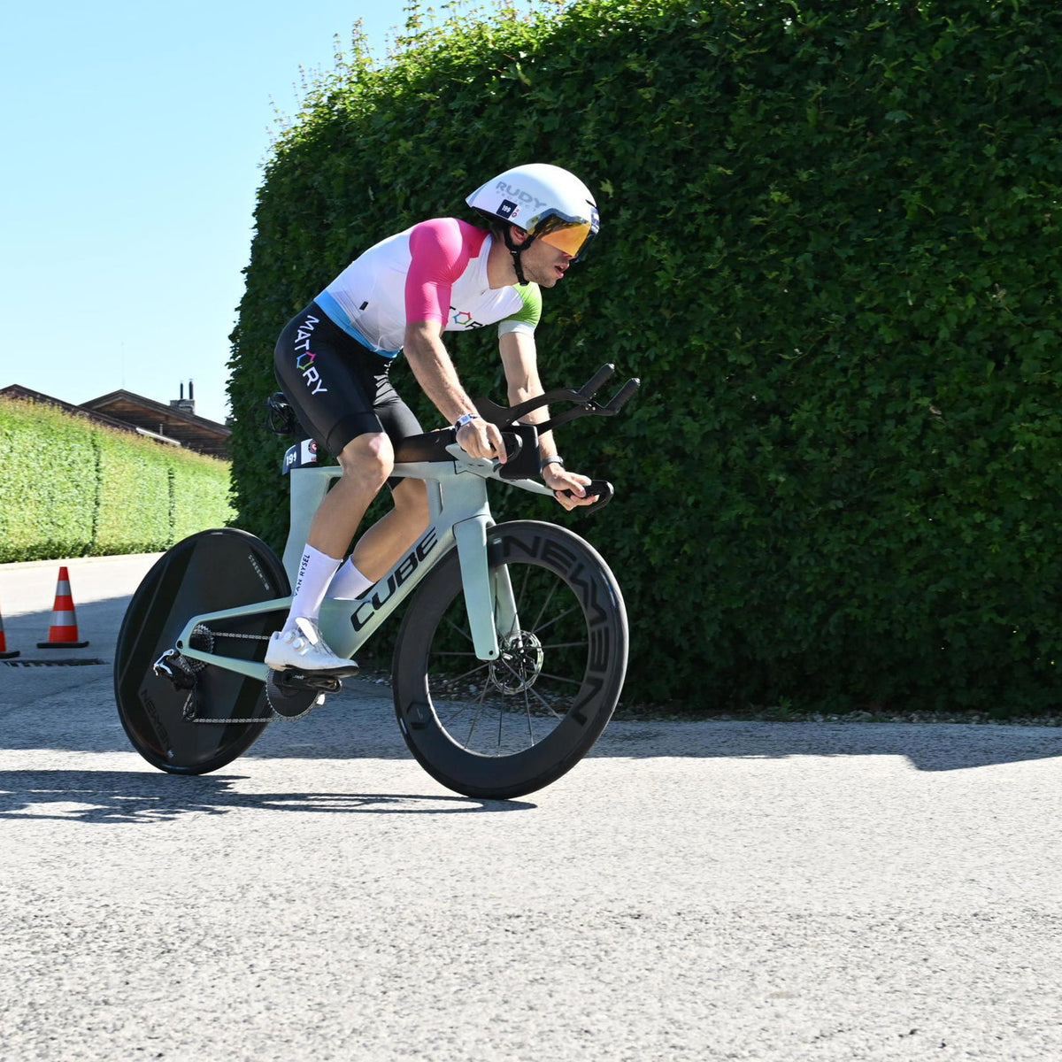 Athlet im MATORY Triathlon Einteiler Short Sleeve auf dem Zeitfahrrad beim Samorin Championship Triathlon