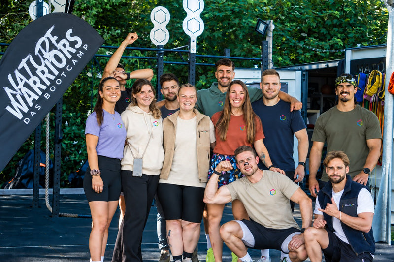 MATORY Crew mit Nature Warriors Beachflag im Outdoor-Gym