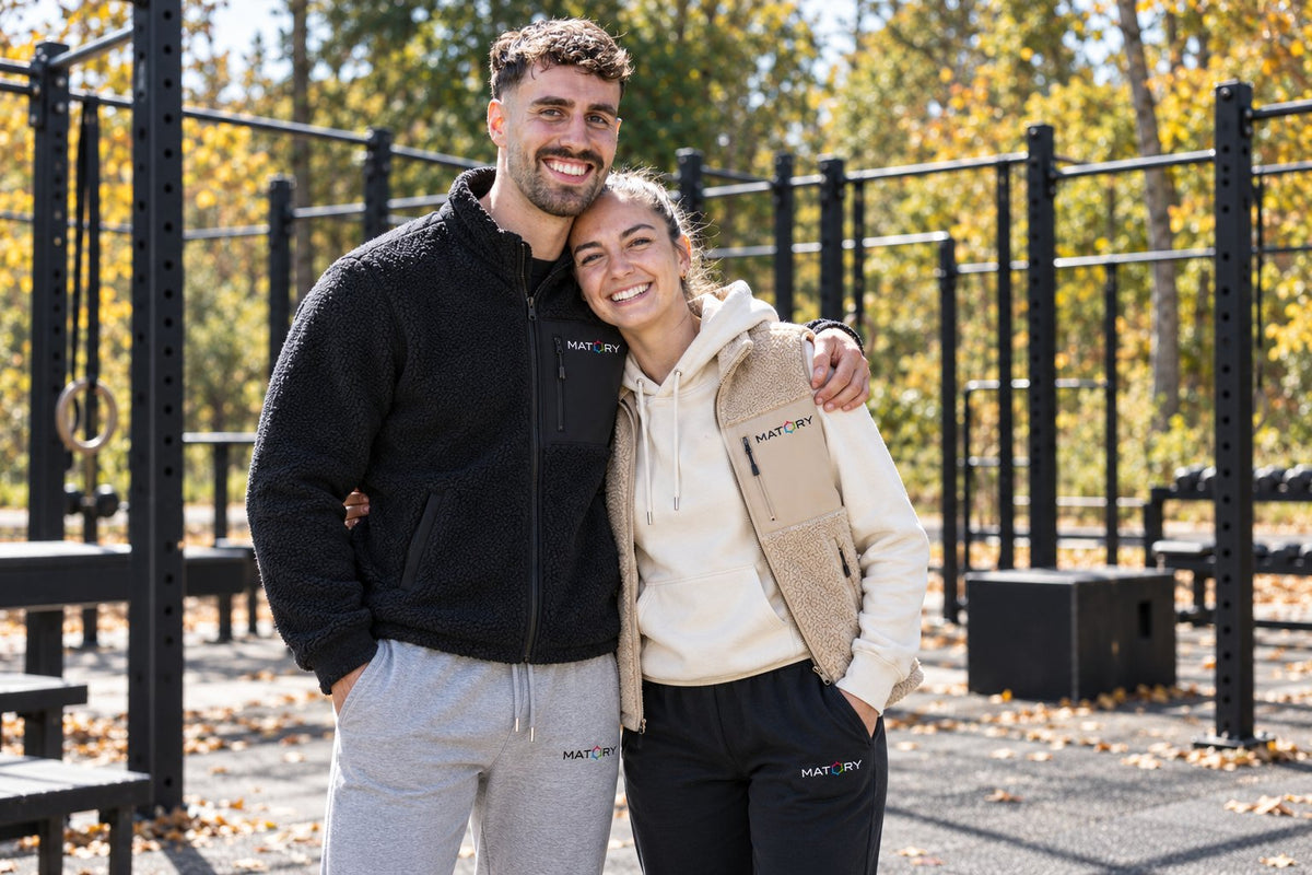 Paar in MATORY Sherpa und Hoodie im Outdoor-Gym