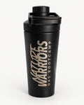 Nature Warriors Edelstahl Shaker in Mattschwarz, Frontalansicht mit graviertem Schriftzug „Nature Warriors – Das Bootcamp“