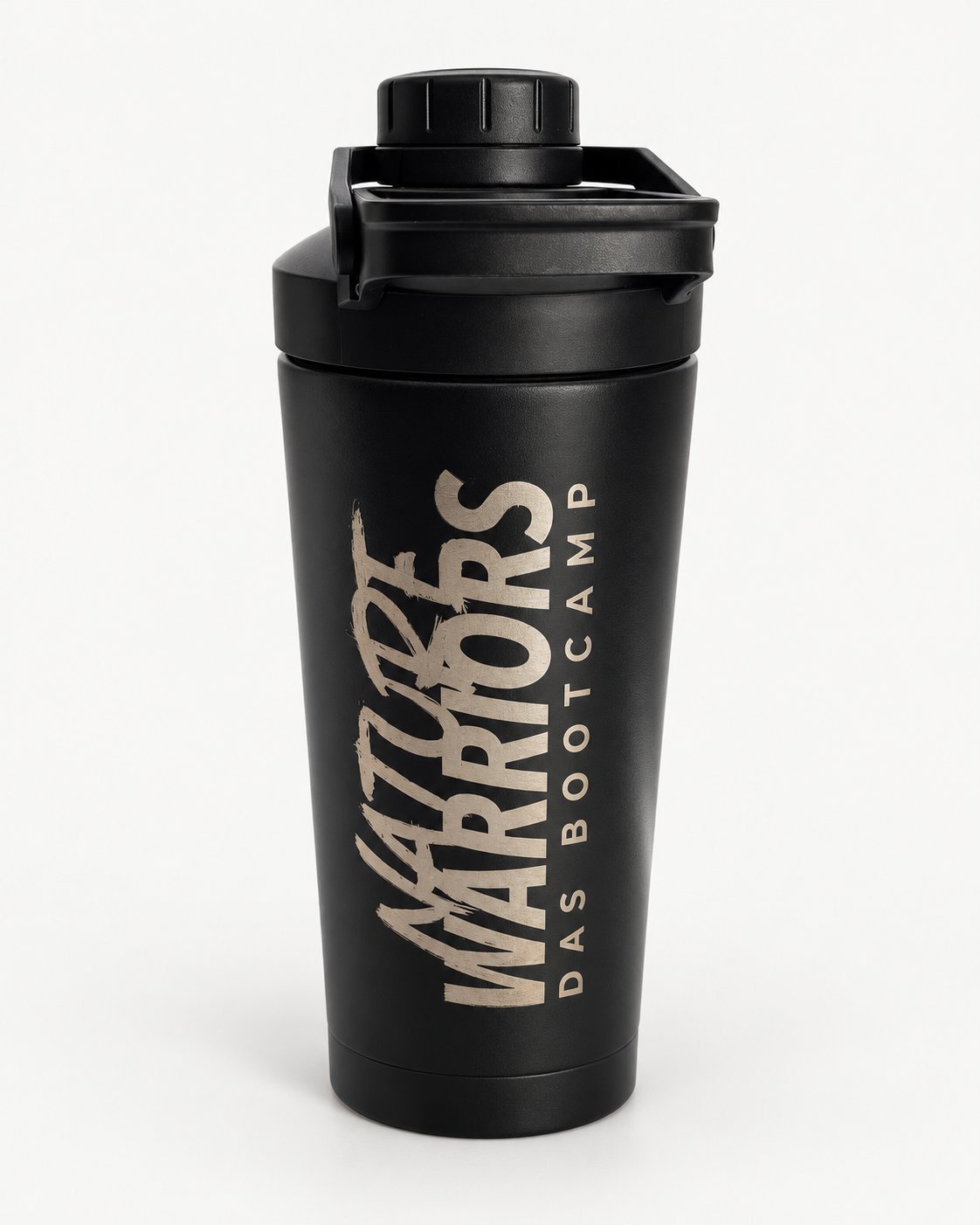 Nature Warriors Edelstahl Shaker in Mattschwarz, Frontalansicht mit graviertem Schriftzug „Nature Warriors – Das Bootcamp“