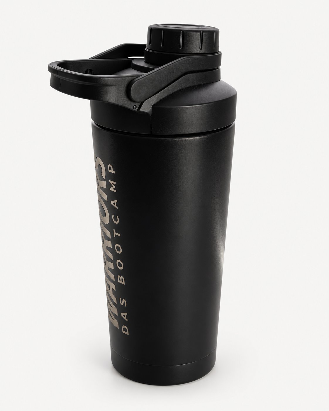 Nature Warriors Shaker in Schrägansicht mit Schraubverschluss, Trageöse und Lasergravur