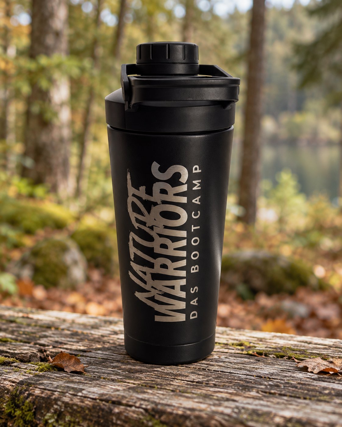 Nature Warriors Shaker im herbstlichen Wald am See, auf Holzbank platziert
